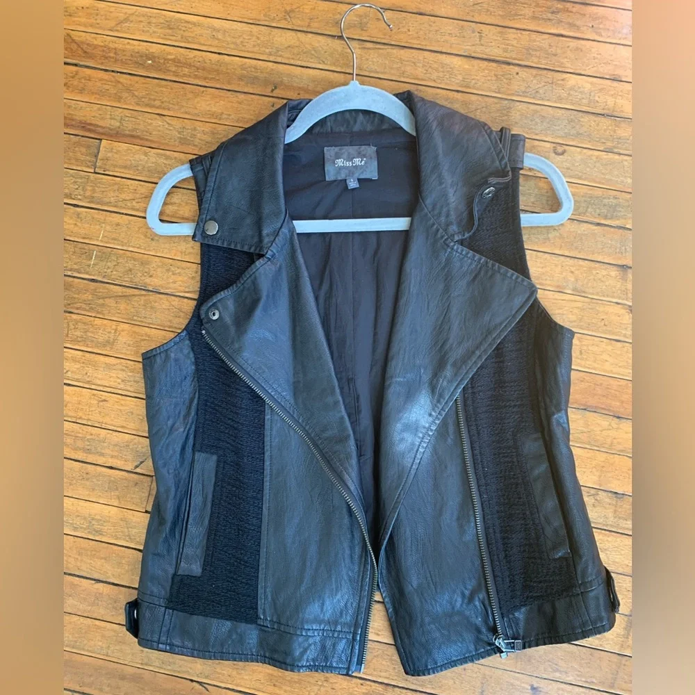 Vegan Leather Vest Embroidered Paisley Exquisite Textures - Picture 3 of 5